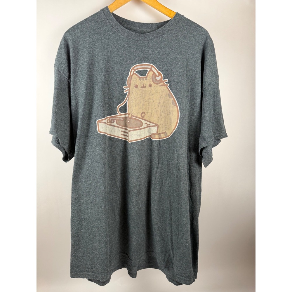 Pusheen DJ Cat Graphic Tee – Men's XXL – Heather Charcoal Cartoon T‑Shirt